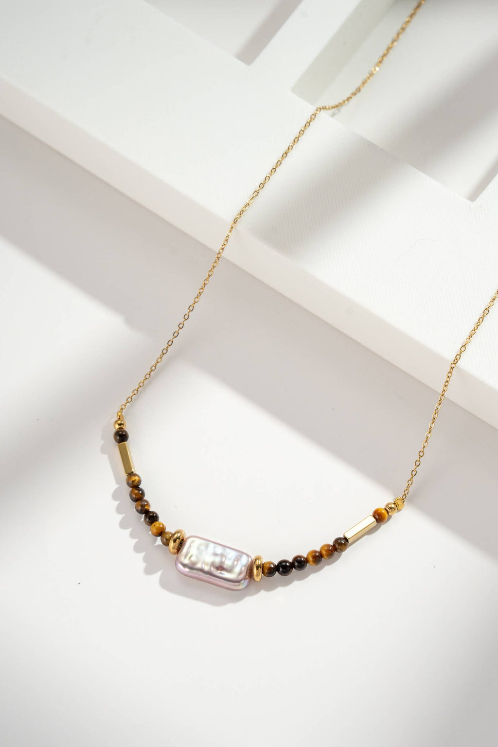 Collier doré perles nacrées et pierre œil de tigre acier