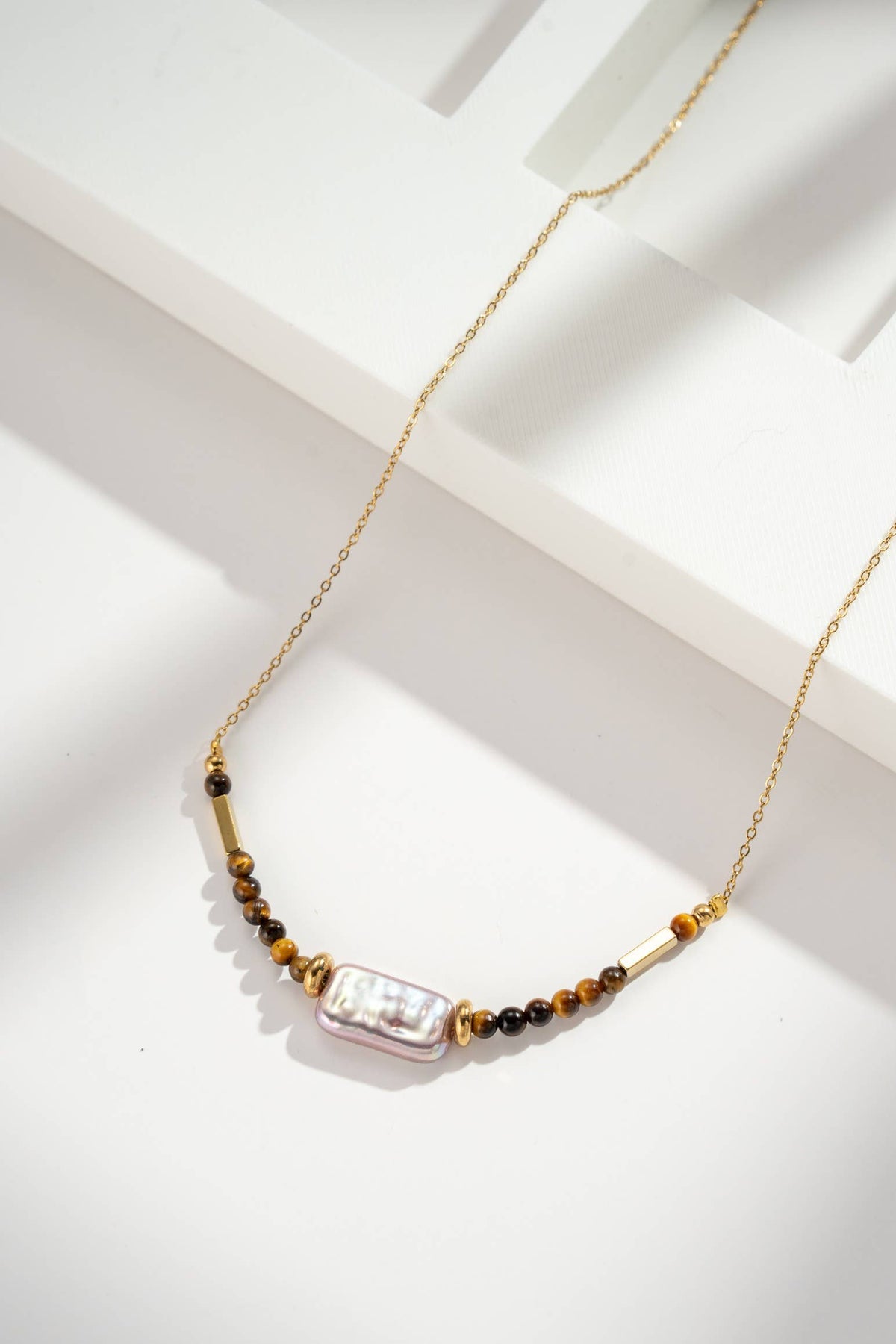 Collier doré perles nacrées et pierre œil de tigre acier