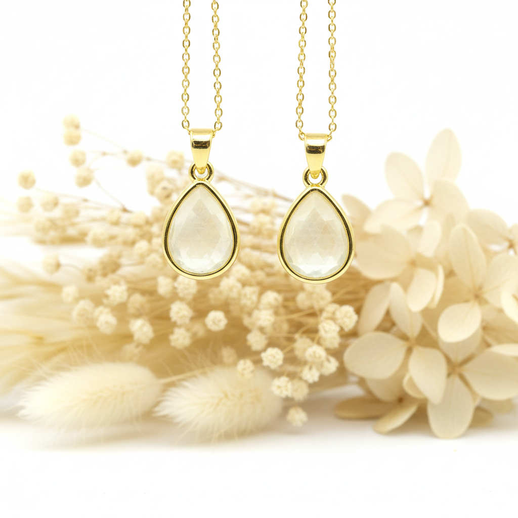 Collier en pierre de lune avec fermoir tibétain