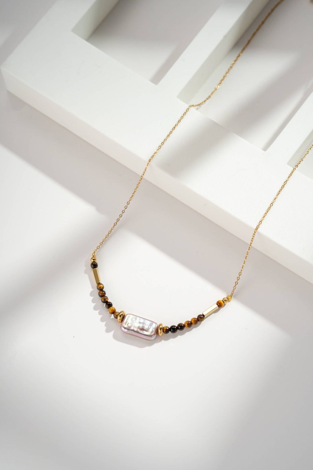 Collier doré perles nacrées et pierre œil de tigre acier