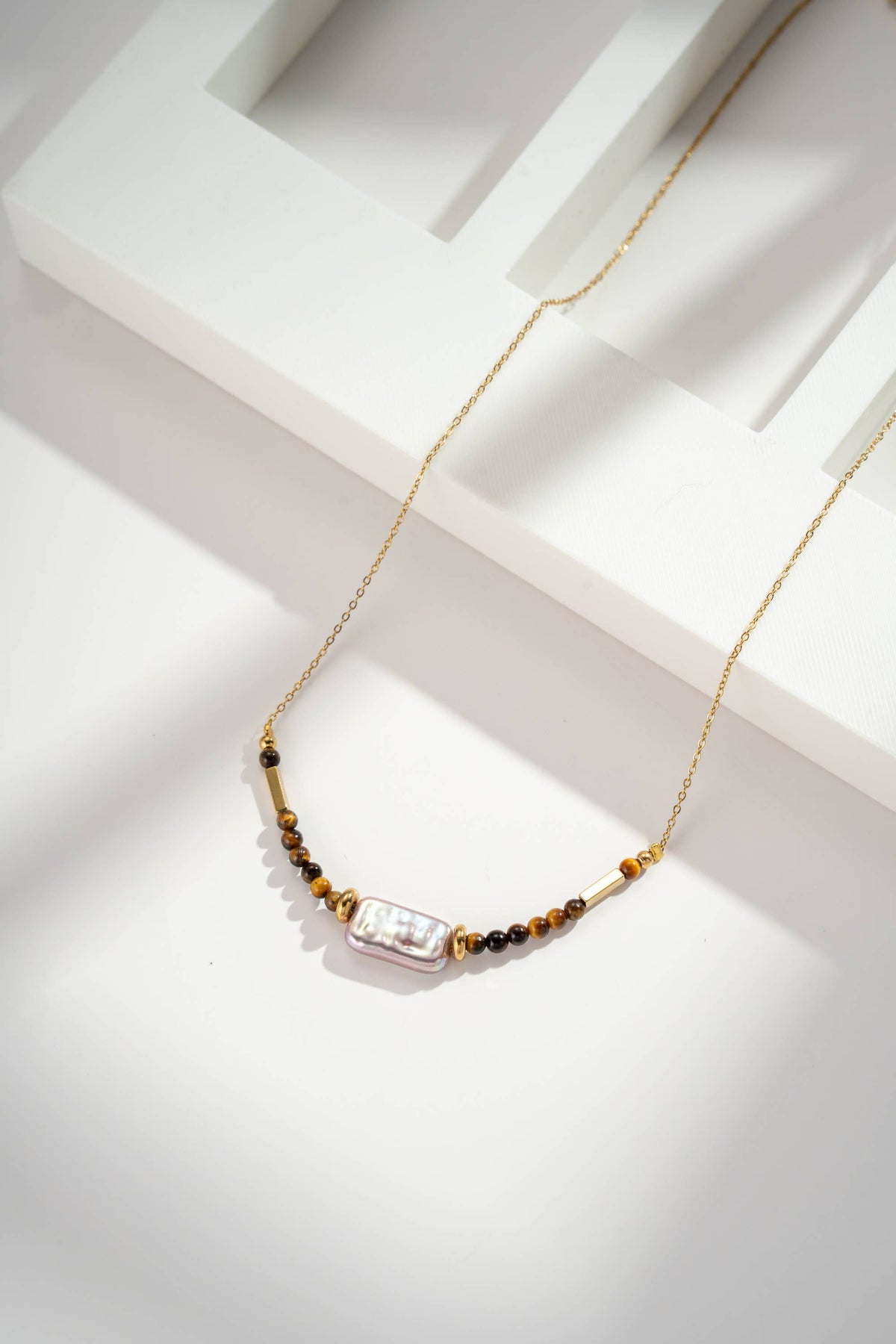 Collier doré perles nacrées et pierre œil de tigre acier